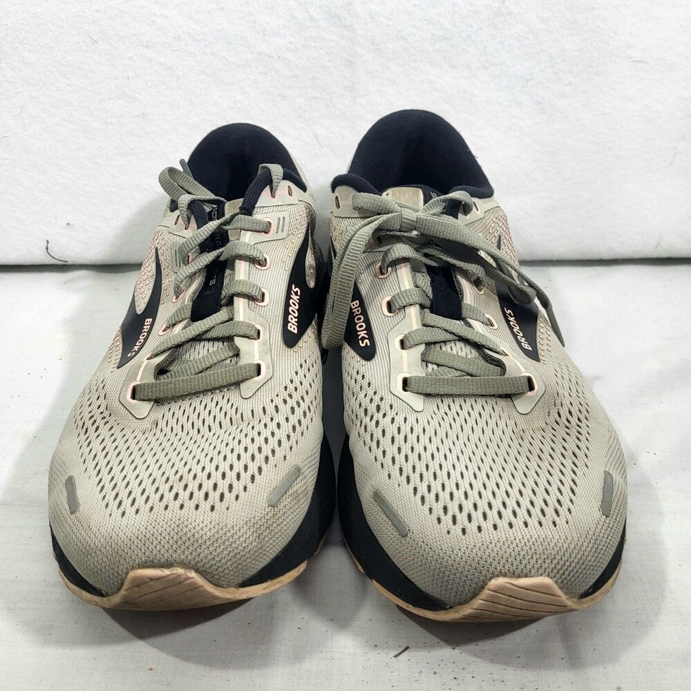 Womens Brooks Adrenaline GTS 22, Running Shoes In Gray, Size 9.5